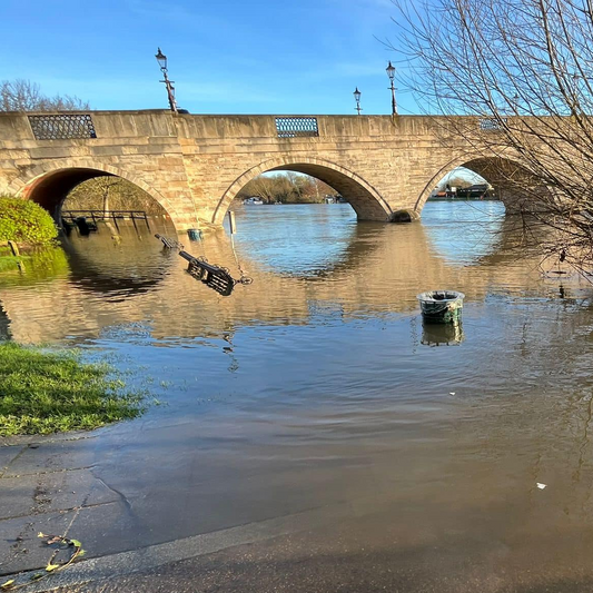 RIVER THAMES FLOODING CHERTSEY BRIDGE